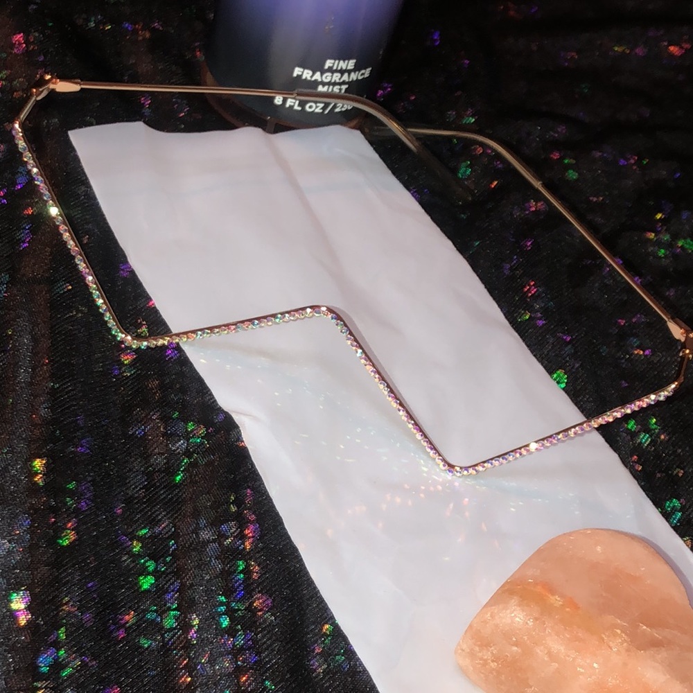 V-shaped Diamond Glasses NWOT - Picture 10 of 13